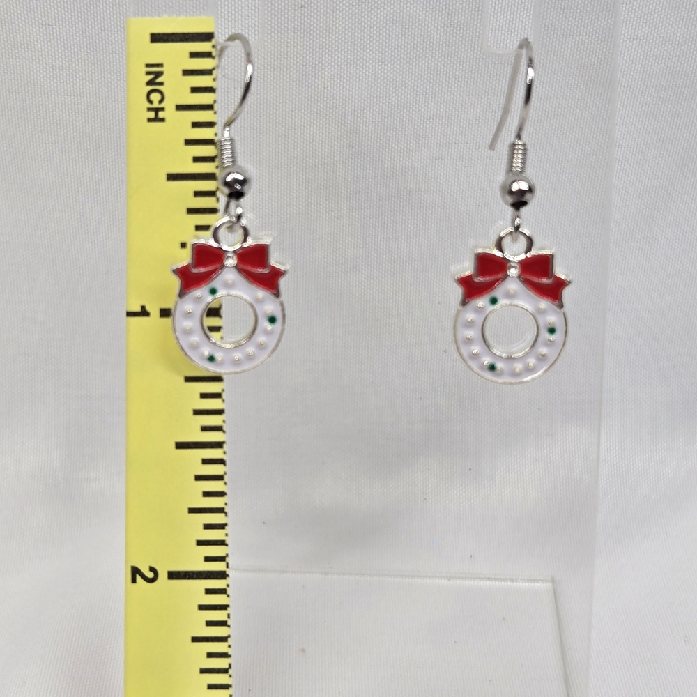 Elegant Red and White Wreath Earrings